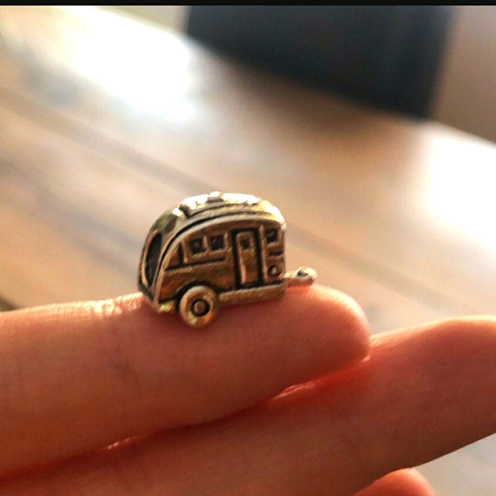 《EUROPEAN CAMPER PANDORA LIKE CHARM》